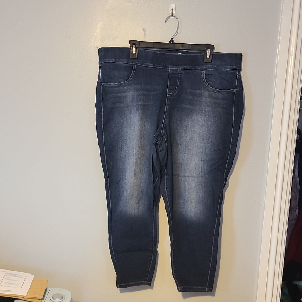 Women's Blue Jeans Torrid size 2 Lean crop pull on elastic waist band